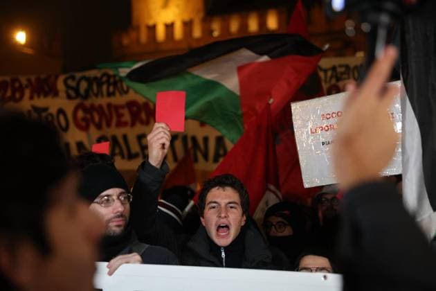 November 21, 2025, Bologna: Manifestanti Pro Pal in piazza Maggiore, ribattezzata per l occasione piazza Gaza, in occasione del corteo organizzato dall Assemblea Blocchiamo Tutto per contestare lo svolgimento della partita di Eurolega basket tra Virtus Bologna e Maccabi Tel Aviv in programma al Paladozza, 21 novembre 2025.. .Pro Pal protesters during the march organized by the Blocchiamo tutto ( Let s block everything ) assembly to protest the Euroleague basketball match between Virtus Bologna and Maccabi Tel Aviv, in Bologna, Italy, 21 November 2025..ANSA MAX CAVALLARI Bologna  - ZUMAa110 20251121_zaf_a110_009 Copyright: xMaxxCavallarix