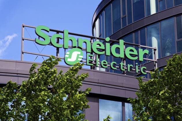 Das Logo des Unternehmens für Automatisierung und Energiemanagement von Schneider Electric am Hauptsitz am 29. Mai 2025 in Prag, Tschechische Republik Schneider Electric automation and energy management company logo on headquarters on May 29, 2025 in Prague, Czech republic Copyright: imageBROKER JosefxKubeö iblkub15684537.jpg