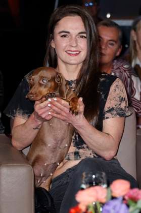 Fränze Lüttich mit Dackel Polly bei der Aufzeichnung der NDR Talk Show im NDR Fernsehstudio Lokstedt. Hamburg, 21.11.2025