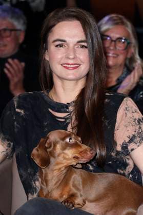 Fränze Lüttich mit Dackel Polly bei der Aufzeichnung der NDR Talk Show im NDR Fernsehstudio Lokstedt. Hamburg, 21.11.2025