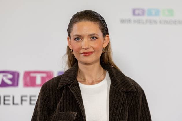 RTL Spendenmarathon in Köln, 21.11.2025. Schauspielerin Amrei HAARDT (AWZ) - Der 30. RTL-Spendenmarathon läuft derzeit in den EMG-Studios in Köln-Hürth. Zum Jubiläum wird erstmals 30 Stunden lang gesendet. Prominente Unterstützer nehmen live am Spendentelefon Spenden für Kinder in Not entgegen. Köln Hürth Nordrhein-Westfalen Deutschland Copyright: xBonn.digitalx