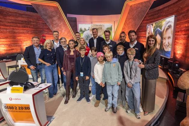 RTL Spendenmarathon in Köln, 21.11.2025. Der 30. RTL-Spendenmarathon läuft derzeit in den EMG-Studios in Köln-Hürth. Zum Jubiläum wird erstmals 30 Stunden lang gesendet. Prominente Unterstützer nehmen live am Spendentelefon Spenden für Kinder in Not entgegen. Köln Hürth Nordrhein-Westfalen Deutschland Copyright: xBonn.digitalx