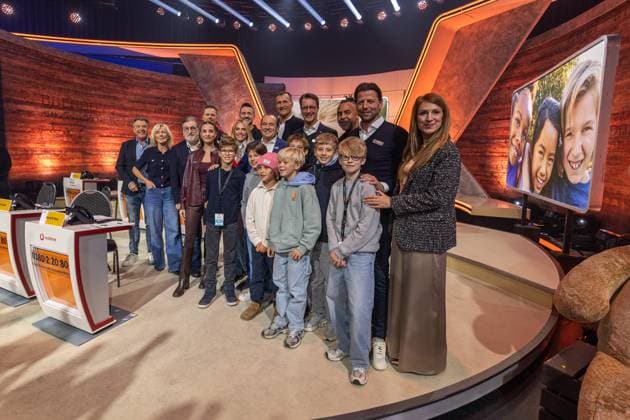 RTL Spendenmarathon in Köln, 21.11.2025. Der 30. RTL-Spendenmarathon läuft derzeit in den EMG-Studios in Köln-Hürth. Zum Jubiläum wird erstmals 30 Stunden lang gesendet. Prominente Unterstützer nehmen live am Spendentelefon Spenden für Kinder in Not entgegen. Köln Hürth Nordrhein-Westfalen Deutschland Copyright: xBonn.digitalx