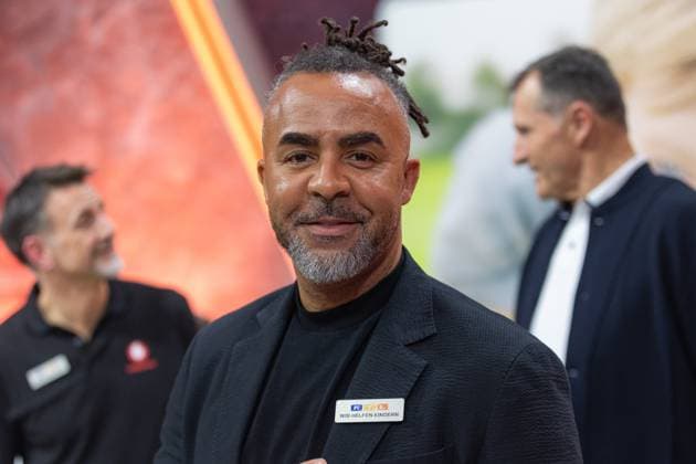 RTL Spendenmarathon in Köln, 21.11.2025. Patrick Owomoyela - Der 30. RTL-Spendenmarathon läuft derzeit in den EMG-Studios in Köln-Hürth. Zum Jubiläum wird erstmals 30 Stunden lang gesendet. Prominente Unterstützer nehmen live am Spendentelefon Spenden für Kinder in Not entgegen. Köln Hürth Nordrhein-Westfalen Deutschland Copyright: xBonn.digitalx