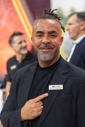 RTL Spendenmarathon in Köln, 21.11.2025. Patrick Owomoyela - Der 30. RTL-Spendenmarathon läuft derzeit in den EMG-Studios in Köln-Hürth. Zum Jubiläum wird erstmals 30 Stunden lang gesendet. Prominente Unterstützer nehmen live am Spendentelefon Spenden für Kinder in Not entgegen. Köln Hürth Nordrhein-Westfalen Deutschland Copyright: xBonn.digitalx