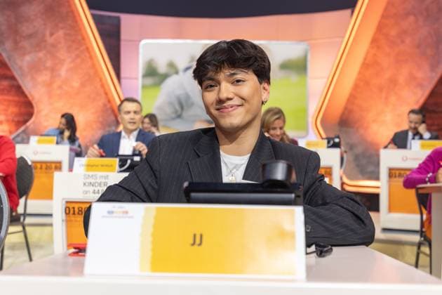 RTL Spendenmarathon in Köln, 21.11.2025. JJ - Der 30. RTL-Spendenmarathon läuft derzeit in den EMG-Studios in Köln-Hürth. Zum Jubiläum wird erstmals 30 Stunden lang gesendet. Prominente Unterstützer nehmen live am Spendentelefon Spenden für Kinder in Not entgegen. Köln Hürth Nordrhein-Westfalen Deutschland Copyright: xBonn.digitalx