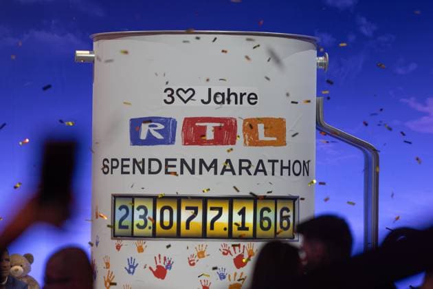RTL Spendenmarathon in Köln, 21.11.2025. Finale: Endsumme ist 23.077.166 Euro - Der 30. RTL-Spendenmarathon läuft derzeit in den EMG-Studios in Köln-Hürth. Zum Jubiläum wird erstmals 30 Stunden lang gesendet. Prominente Unterstützer nehmen live am Spendentelefon Spenden für Kinder in Not entgegen. Köln Hürth Nordrhein-Westfalen Deutschland Copyright: xBonn.digitalx