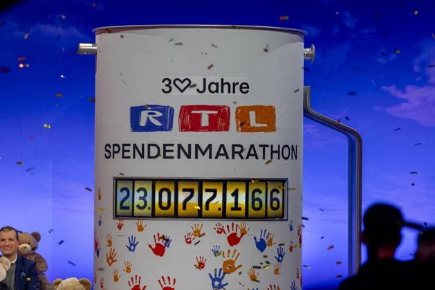 RTL Spendenmarathon in Köln, 21.11.2025. Finale: Endsumme ist 23.077.166 Euro - Der 30. RTL-Spendenmarathon läuft derzeit in den EMG-Studios in Köln-Hürth. Zum Jubiläum wird erstmals 30 Stunden lang gesendet. Prominente Unterstützer nehmen live am Spendentelefon Spenden für Kinder in Not entgegen. Köln Hürth Nordrhein-Westfalen Deutschland Copyright: xBonn.digitalx