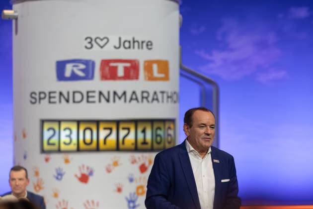 RTL Spendenmarathon in Köln, 21.11.2025. Finale: Endsumme ist 23.077.166 Euro mit Wolfgang Kons - Der 30. RTL-Spendenmarathon läuft derzeit in den EMG-Studios in Köln-Hürth. Zum Jubiläum wird erstmals 30 Stunden lang gesendet. Prominente Unterstützer nehmen live am Spendentelefon Spenden für Kinder in Not entgegen. Köln Hürth Nordrhein-Westfalen Deutschland Copyright: xBonn.digitalx