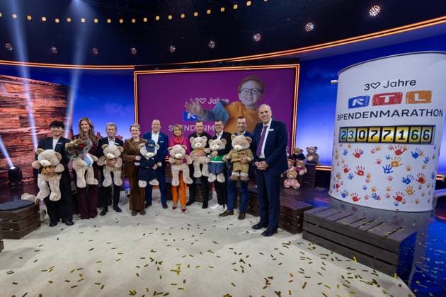 RTL Spendenmarathon in Köln, 21.11.2025. Finale: Endsumme ist 23.077.166 Euro - Der 30. RTL-Spendenmarathon läuft derzeit in den EMG-Studios in Köln-Hürth. Zum Jubiläum wird erstmals 30 Stunden lang gesendet. Prominente Unterstützer nehmen live am Spendentelefon Spenden für Kinder in Not entgegen. Köln Hürth Nordrhein-Westfalen Deutschland Copyright: xBonn.digitalx