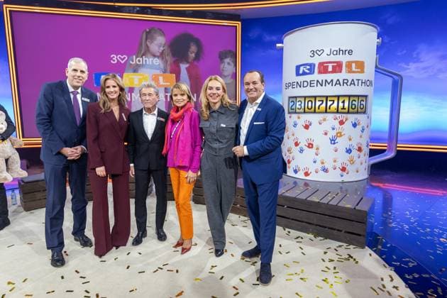 RTL Spendenmarathon in Köln, 21.11.2025. Finale: Endsumme ist 23.077.166 Euro - Der 30. RTL-Spendenmarathon läuft derzeit in den EMG-Studios in Köln-Hürth. Zum Jubiläum wird erstmals 30 Stunden lang gesendet. Prominente Unterstützer nehmen live am Spendentelefon Spenden für Kinder in Not entgegen. Köln Hürth Nordrhein-Westfalen Deutschland Copyright: xBonn.digitalx