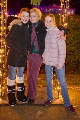 Eva Imhof mit Zwillingstoechern Luisa (l.) und Lilly (r.) - Eröffnung von Weihnachten im Tierpark Friedrichsfelde 2025 am 21.11.2025 in Berlin. Weihnachten im Tierpark Friedrichsfelde