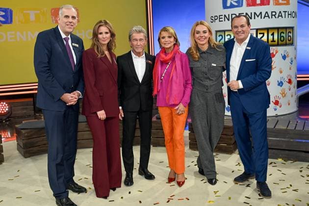 30. RTL-Spendenmarathon 2025 am 21.11.2025 im EMG Studio 8 in Hürth Gruppenbild mit Uschi Glas und Peter Maffay beim 30. RTL-Spendenmarathon 2025 am 21.11.2025 im EMG Studio 8 in Hürth.