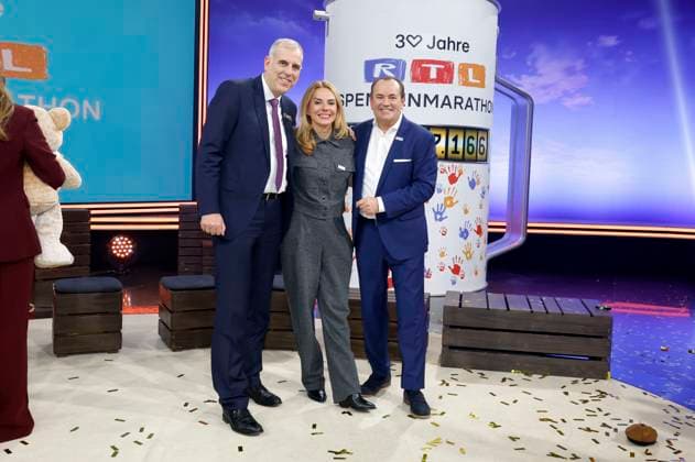 Stephan Schmitter, Inga Leschek und Wolfram Kons beim 30. RTL-Spendenmarathon 2025 im Studio 8 der EMG Studios. Hürth, 21.11.2025
