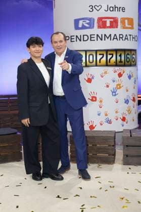 Wolfram Kons mit Gast beim 30. RTL-Spendenmarathon 2025 im Studio 8 der EMG Studios. Hürth, 21.11.2025