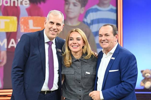 v.l. Stephan SCHMITTER, Chief Content Officer von RTL Inga LESCHEK, Chief Content Officer RTL Deutschland Wolfram KONS, Moderator, 30. RTL Spendenmarathon Wir helfen Kindern , Fernsehen, 20.-21.11.2025 in Huerth, Deutschland,