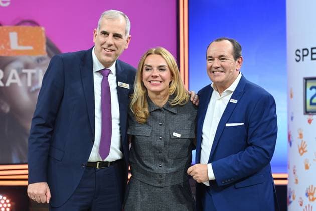 v.l. Stephan SCHMITTER, Chief Content Officer von RTL Inga LESCHEK, Chief Content Officer RTL Deutschland Wolfram KONS, Moderator, praesentieren die Spendensumme 23.077.166 Euro, 30. RTL Spendenmarathon Wir helfen Kindern , Fernsehen, 20.-21.11.2025 in Huerth, Deutschland,
