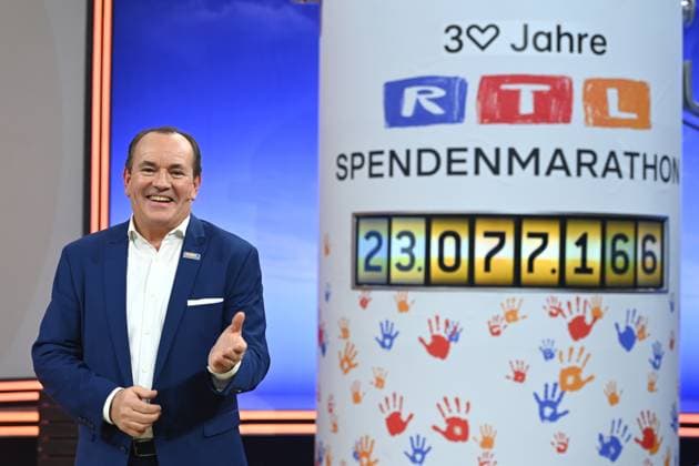 Wolfram KONS, Moderator, praesentier die Spendensumme 23.077.166 Euro, 30. RTL Spendenmarathon Wir helfen Kindern , Fernsehen, 20.-21.11.2025 in Huerth, Deutschland,