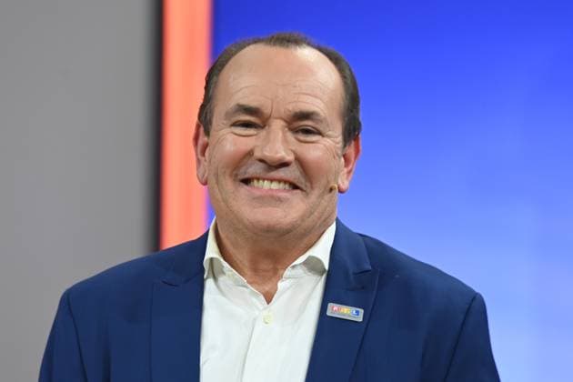 Wolfram KONS, Moderator, praesentier die Spendensumme 23.077.166 Euro, 30. RTL Spendenmarathon Wir helfen Kindern , Fernsehen, 20.-21.11.2025 in Huerth, Deutschland,