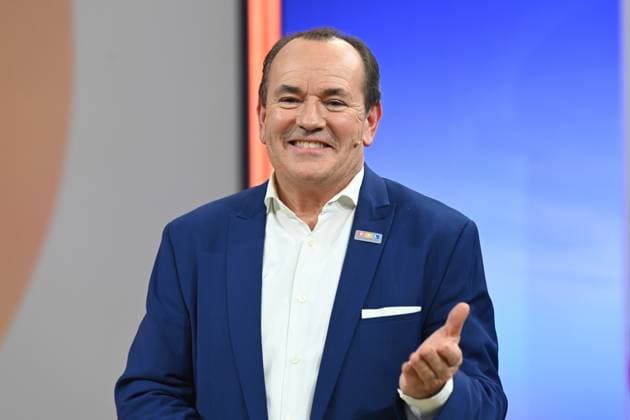 Wolfram KONS, Moderator, praesentier die Spendensumme 23.077.166 Euro, 30. RTL Spendenmarathon Wir helfen Kindern , Fernsehen, 20.-21.11.2025 in Huerth, Deutschland,