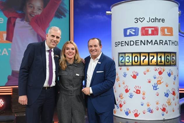 v.l. Stephan SCHMITTER, Chief Content Officer von RTL Inga LESCHEK, Chief Content Officer RTL Deutschland Wolfram KONS, Moderator, praesentieren die Spendensumme 23.077.166 Euro, 30. RTL Spendenmarathon Wir helfen Kindern , Fernsehen, 20.-21.11.2025 in Huerth, Deutschland,