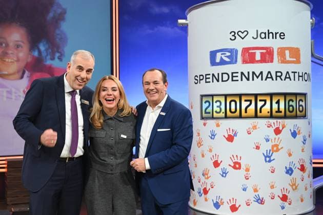 v.l. Stephan SCHMITTER, Chief Content Officer von RTL Inga LESCHEK, Chief Content Officer RTL Deutschland Wolfram KONS, Moderator, praesentieren die Spendensumme 23.077.166 Euro, 30. RTL Spendenmarathon Wir helfen Kindern , Fernsehen, 20.-21.11.2025 in Huerth, Deutschland,