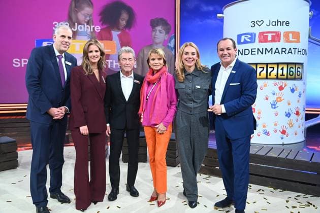 v.l. Stephan SCHMITTER, Chief Content Officer von RTL, Mareile HOEPPNER, Moderatorin, Peter Maffay, Saenger, Musiker, Uschi GGLAS, Schauspielerin, Inga LESCHEK, Chief Content Officer RTL Deutschland Wolfram KONS, Moderator, praesentieren die Spendensumme 23.077.166 Euro, 30. RTL Spendenmarathon Wir helfen Kindern , Fernsehen, 20.-21.11.2025 in Huerth, Deutschland,