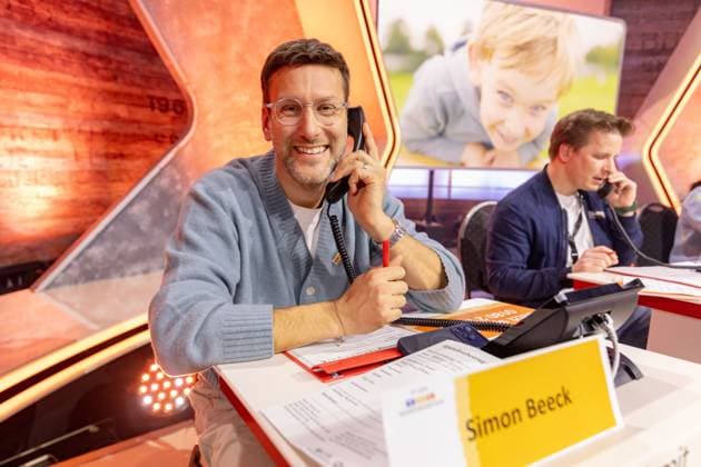 RTL Spendenmarathon in Köln, 21.11.2025. Simon Beeck - Der 30. RTL-Spendenmarathon läuft derzeit in den EMG-Studios in Köln-Hürth. Zum Jubiläum wird erstmals 30 Stunden lang gesendet. Prominente Unterstützer nehmen live am Spendentelefon Spenden für Kinder in Not entgegen. Köln Hürth Nordrhein-Westfalen Deutschland Copyright: xBonn.digitalx