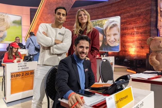 RTL Spendenmarathon in Köln, 21.11.2025. Timur Ülker, Josefin Bressel, Jan Kittmann (alle GZSZ) - Der 30. RTL-Spendenmarathon läuft derzeit in den EMG-Studios in Köln-Hürth. Zum Jubiläum wird erstmals 30 Stunden lang gesendet. Prominente Unterstützer nehmen live am Spendentelefon Spenden für Kinder in Not entgegen. Köln Hürth Nordrhein-Westfalen Deutschland Copyright: xBonn.digitalx