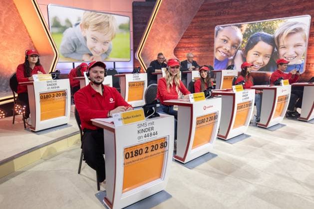 RTL Spendenmarathon in Köln, 21.11.2025. Der 30. RTL-Spendenmarathon läuft derzeit in den EMG-Studios in Köln-Hürth. Zum Jubiläum wird erstmals 30 Stunden lang gesendet. Prominente Unterstützer nehmen live am Spendentelefon Spenden für Kinder in Not entgegen. Köln Hürth Nordrhein-Westfalen Deutschland Copyright: xBonn.digitalx