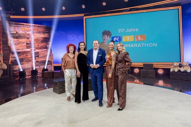 RTL Spendenmarathon in Köln, 21.11.2025. No Angels (Lucy Diakovska , Nadja Benaissa, Jessica Wahls und Sandy Mölling) und Wolfram Kons in der Mitte - Der 30. RTL-Spendenmarathon läuft derzeit in den EMG-Studios in Köln-Hürth. Zum Jubiläum wird erstmals 30 Stunden lang gesendet. Prominente Unterstützer nehmen live am Spendentelefon Spenden für Kinder in Not entgegen. Köln Hürth Nordrhein-Westfalen Deutschland Copyright: xBonn.digitalx