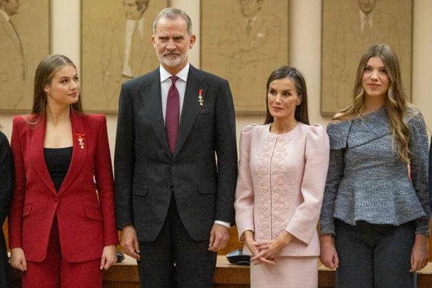 Event at the Congress: 50 Years of the Monarchy in Madrid, Spain - 21 Nov 2025 (L-R) Princess Leonor, King Felipe VI, Queen Letizia, and Infanta Sofía pose during the colloquium 50 years later: the Crown in the transition to democracy , to commemorate the 50th anniversary of the Monarchy, in the Congress of Deputies in Madrid. Madrid Spain Copyright: xDavidxCanalesx xSOPAxImagesx DCReyesCongreso251121-12