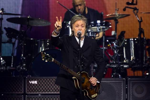 November 21, 2025, Hamilton, On, Canada: Paul McCartney gestures to the crowd during his Got Back North American tour at TD Coliseum in Hamilton, Ont., Friday, November 21, 2025. Hamilton Canada  - ZUMAc35_ 20251121_zaf_c35_133 Copyright: xNickxIwanyshynx