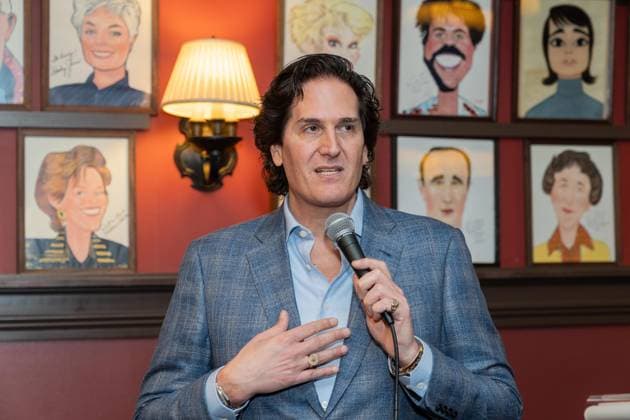 November 21, 2025, Bronx, New York, USA: Nick Scandalios, Executive Vice President of Nederlander Organization owner of many theaters on Broadway speaks during his portrait unveiling at Sardi s in New York, NY on November 21, 2025 Bronx USA - ZUMAr339 20251121_znp_r339_005 Copyright: xLevxRadinx