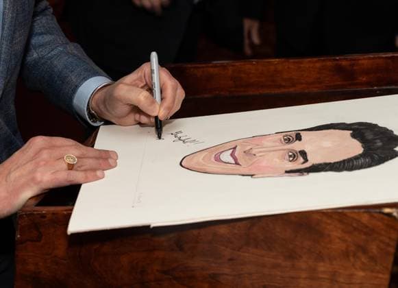November 21, 2025, Bronx, New York, USA: Nick Scandalios, Executive Vice President of Nederlander Organization owner of many theaters on Broadway autographs his portrait during unveiling at Sardi s in New York, NY on November 21, 2025 Bronx USA - ZUMAr339 20251121_znp_r339_007 Copyright: xLevxRadinx