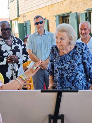 21-11-2025 Antillen Princess Beatrix visited the Public Library and the Government Guest House on the island of Sint Eustatius. Â  Copyright: xPPEx