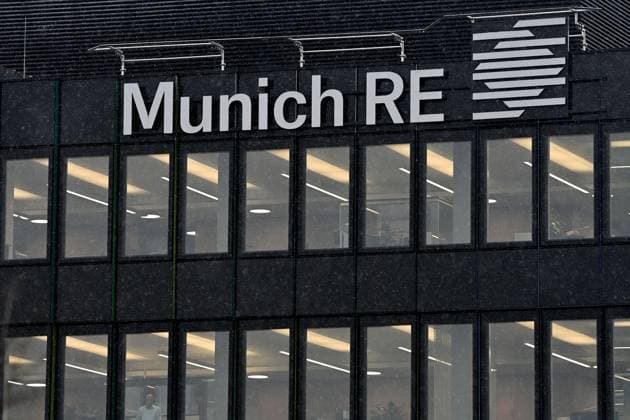 Schriftzug,Firmenlogo,Logo in Muenchen Schwabing. Gebaeude,Fassade.Bueros,Bueogebaeude Munich Re Group,Rueckversicherung. *** lettering,company logo,logo in Munich Schwabing building,facade offices,office building Munich Re Group,reinsurance