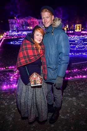 abb- Enie van de Meiklokjes und Tobias Staerbo Moderatorin Freund zu Gast bei der Premiere Weihnachten im Tierpark mit Promis am 21.11.2025 in Berlin Berlin Deutschland