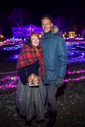 abb- Enie van de Meiklokjes und Tobias Staerbo Moderatorin Freund zu Gast bei der Premiere Weihnachten im Tierpark mit Promis am 21.11.2025 in Berlin Berlin Deutschland
