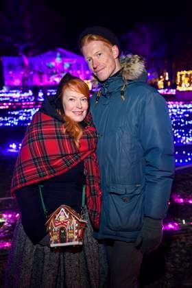 abb- Enie van de Meiklokjes und Tobias Staerbo Moderatorin Freund zu Gast bei der Premiere Weihnachten im Tierpark mit Promis am 21.11.2025 in Berlin Berlin Deutschland