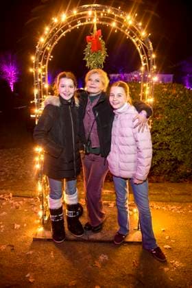 abb- Tochter Louisa, Eva Imhof und Tochter Lilly zu Gast bei der Premiere Weihnachten im Tierpark mit Promis am 21.11.2025 in Berlin Berlin Deutschland