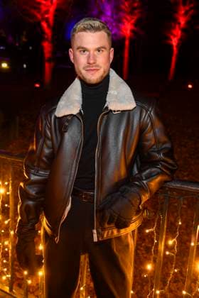 abb- John Riot zu Gast bei der Premiere Weihnachten im Tierpark mit Promis am 21.11.2025 in Berlin Berlin Deutschland