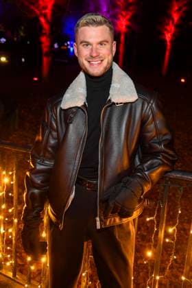 abb- John Riot zu Gast bei der Premiere Weihnachten im Tierpark mit Promis am 21.11.2025 in Berlin Berlin Deutschland