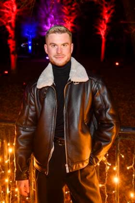 abb- John Riot zu Gast bei der Premiere Weihnachten im Tierpark mit Promis am 21.11.2025 in Berlin Berlin Deutschland