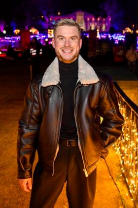 abb- John Riot zu Gast bei der Premiere Weihnachten im Tierpark mit Promis am 21.11.2025 in Berlin Berlin Deutschland
