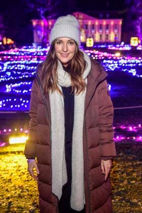 abb- Johanna Klum Moderatorin Wintermuetze zu Gast bei der Premiere Weihnachten im Tierpark mit Promis am 21.11.2025 in Berlin Berlin Deutschland