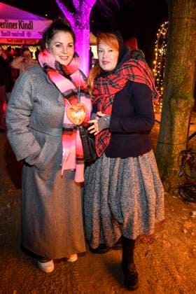 abb- Paula Lambert und Enie van de Meiklokjes zu Gast bei der Premiere Weihnachten im Tierpark mit Promis am 21.11.2025 in Berlin Berlin Deutschland