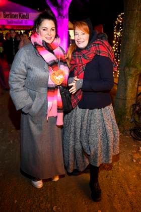 abb- Paula Lambert und Enie van de Meiklokjes zu Gast bei der Premiere Weihnachten im Tierpark mit Promis am 21.11.2025 in Berlin Berlin Deutschland