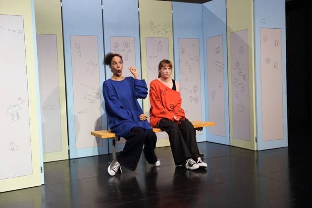 Lara-Sophie Milagro (als Saffa) und Viktoria Schreiber (als Nim), v.l., während der Fotoprobe für Kuckucksnest im Grips Theater im Podewil in Berlin, 21. November 2025. Theaterstück für Menschen ab 10 von Nina van Tongeren. Regie Sabine Trötschel. Bühne und Kostüme Klemens Kühn. Premiere ist am 26. November 2025. Grips Theater Berlin Kuckucksnest