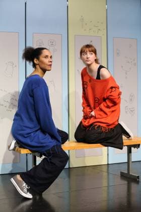 Lara-Sophie Milagro (als Saffa) und Viktoria Schreiber (als Nim), v.l., während der Fotoprobe für Kuckucksnest im Grips Theater im Podewil in Berlin, 21. November 2025. Theaterstück für Menschen ab 10 von Nina van Tongeren. Regie Sabine Trötschel. Bühne und Kostüme Klemens Kühn. Premiere ist am 26. November 2025. Grips Theater Berlin Kuckucksnest